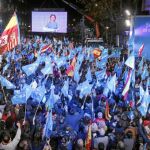 ENTUSIASMO. Cientos de personas acudieron a la sede del PP, en la calle Génova, a celebrar la victoria