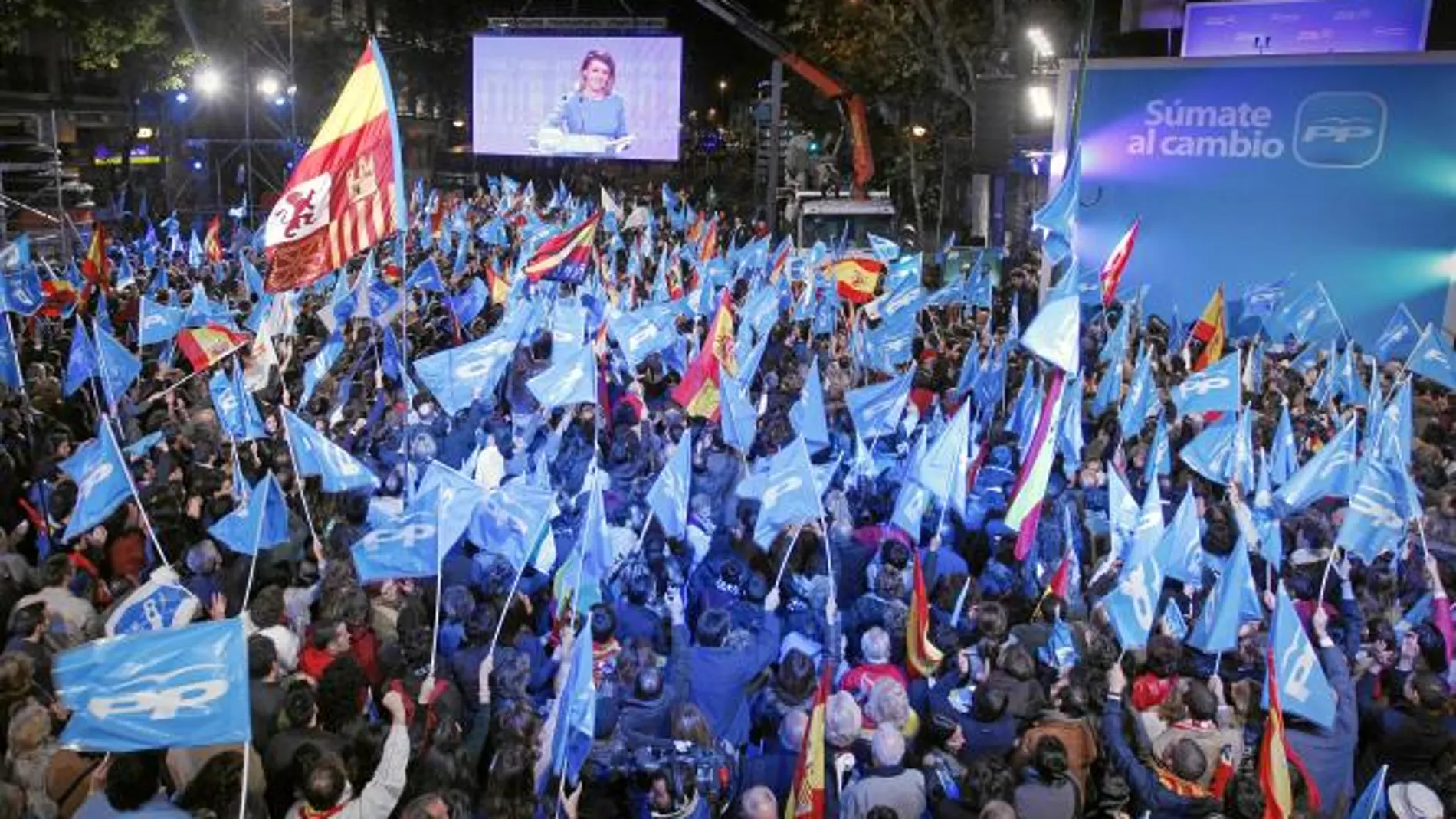 ENTUSIASMO. Cientos de personas acudieron a la sede del PP, en la calle Génova, a celebrar la victoria