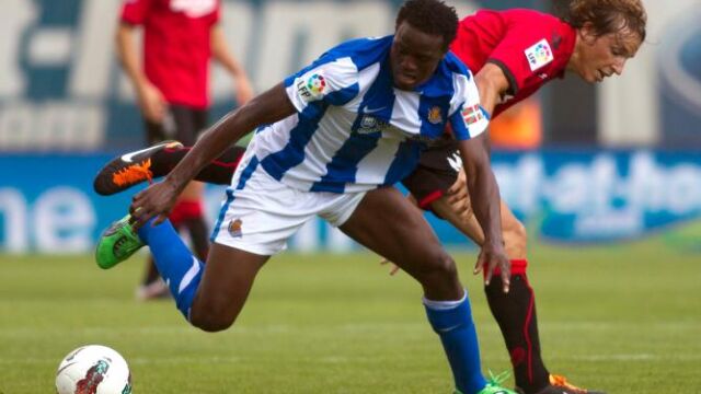 El central del RCD Mallorca, Tomás Pina (d), disputa el balón al jugador de la Real Sociedad, McDonald Mariga (i)