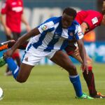 El central del RCD Mallorca, Tomás Pina (d), disputa el balón al jugador de la Real Sociedad, McDonald Mariga (i)