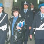 Patricia Gucci, acompañada de la Policía, cuando fue detenida