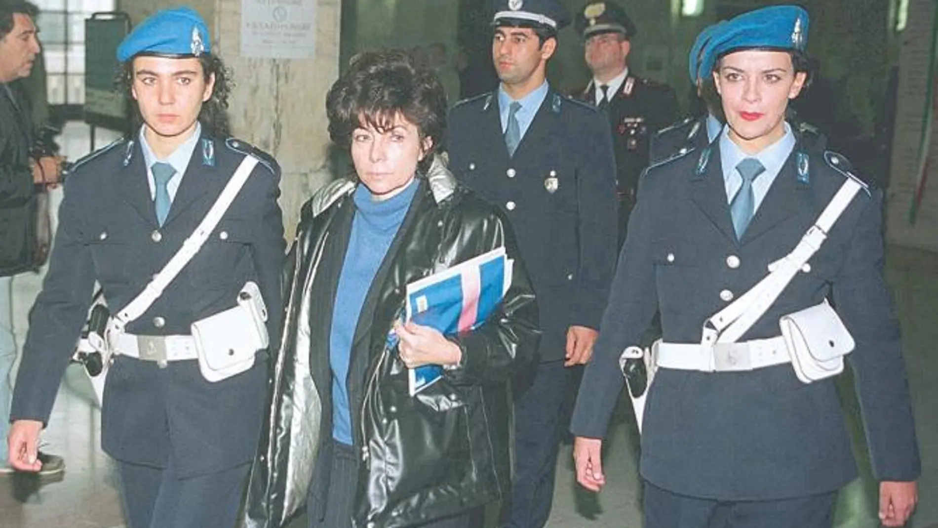 Patricia Gucci, acompañada de la Policía, cuando fue detenida