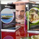 El director general, Pierre Louis Jezequel, entre algunos de los cofres-regalo de Wonderbox
