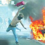 Fabrizio Filippi, «Er pelliccia», lanza un extintor, en una imagen que ha dado la vuelta al mundo