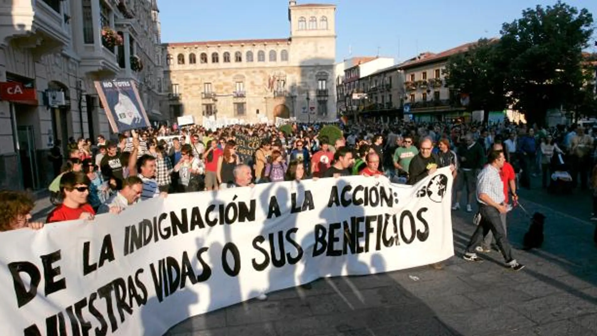 Cerca de 1.500 indignados secundaron en León la manifestación del 15O por un cambio global