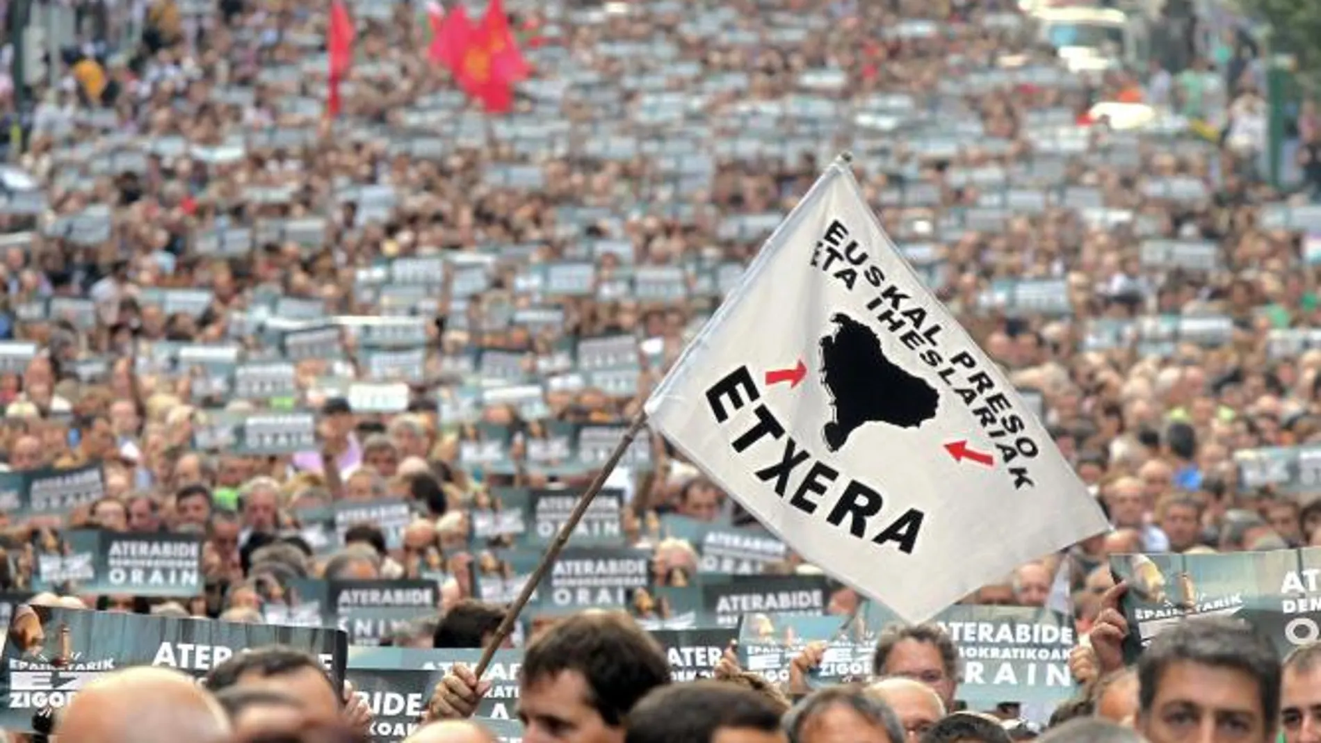 Los presos de ETA escenifican su apoyo al «Acuerdo de Guernica»