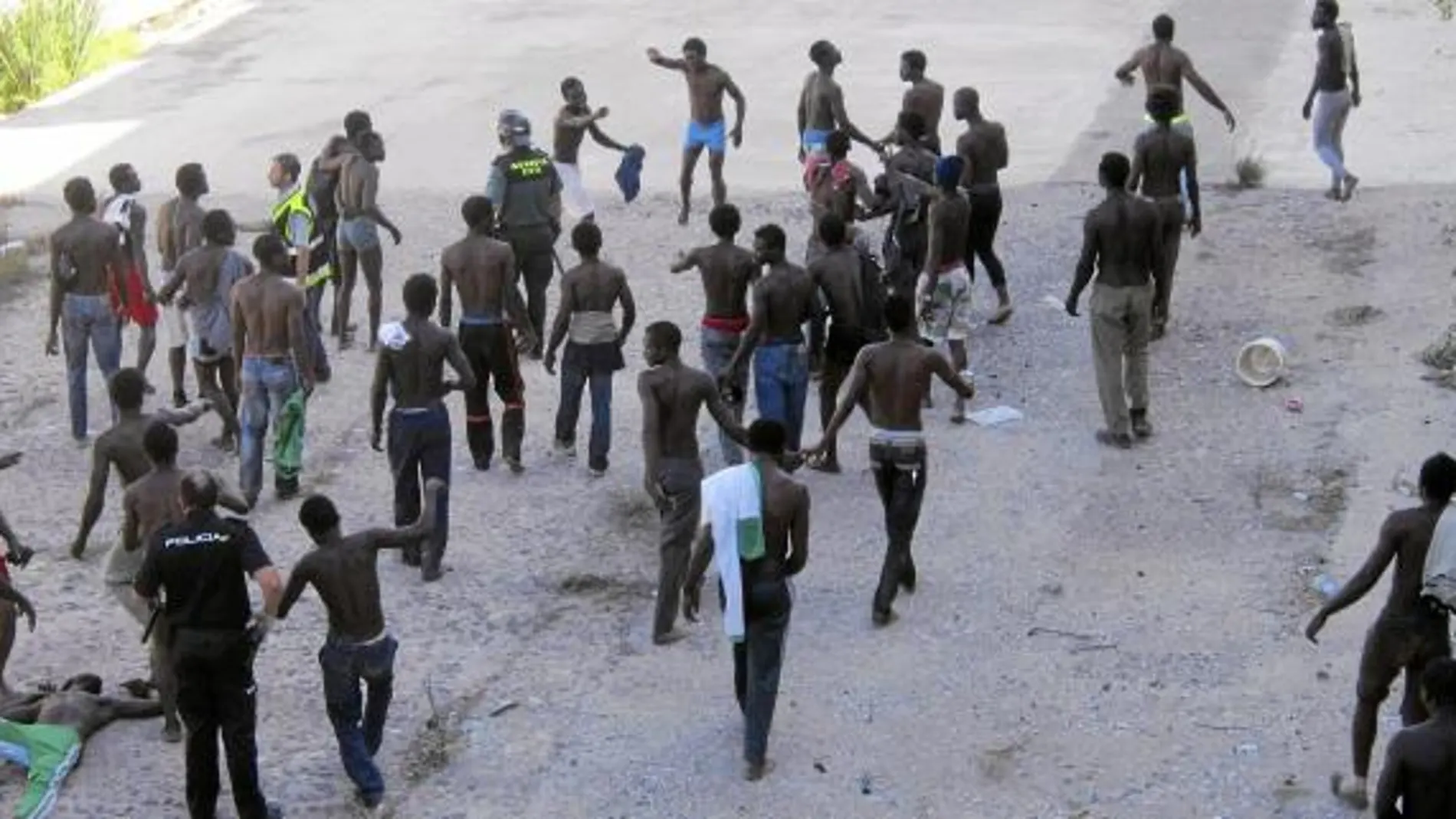 Un grupo de inmigrantes, ayer, tras saltar la valla de la frontera de Melilla