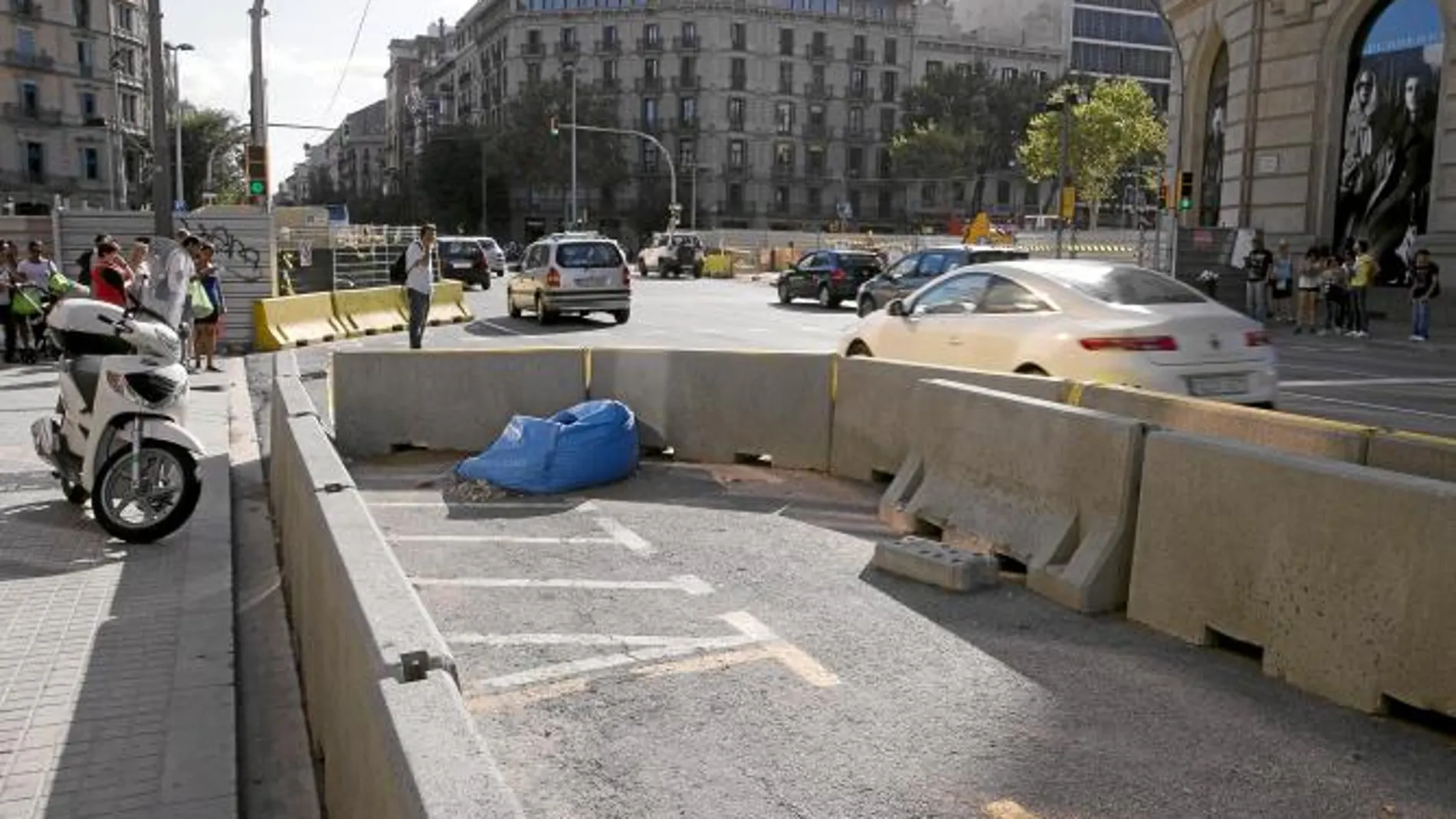 La calle Aragó mantendrá un carril cerrado hasta que acaben las obras
