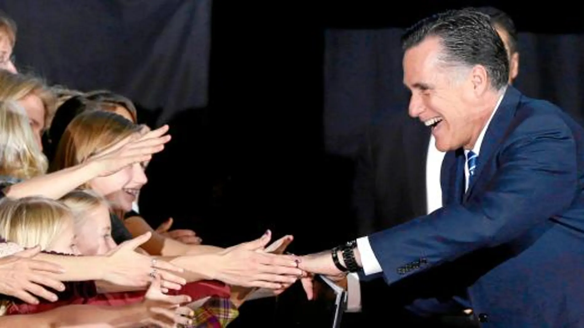 Romney saluda ayer a los asistentes a uno de sus mítines de campaña en Wisconsin
