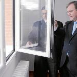 El consejero Antonio Silván, junto a Antonio Pardo, durante su visita a una nueva promoción de viviendas, en Soria