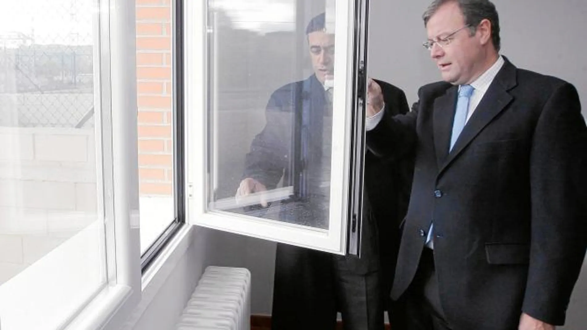 El consejero Antonio Silván, junto a Antonio Pardo, durante su visita a una nueva promoción de viviendas, en Soria