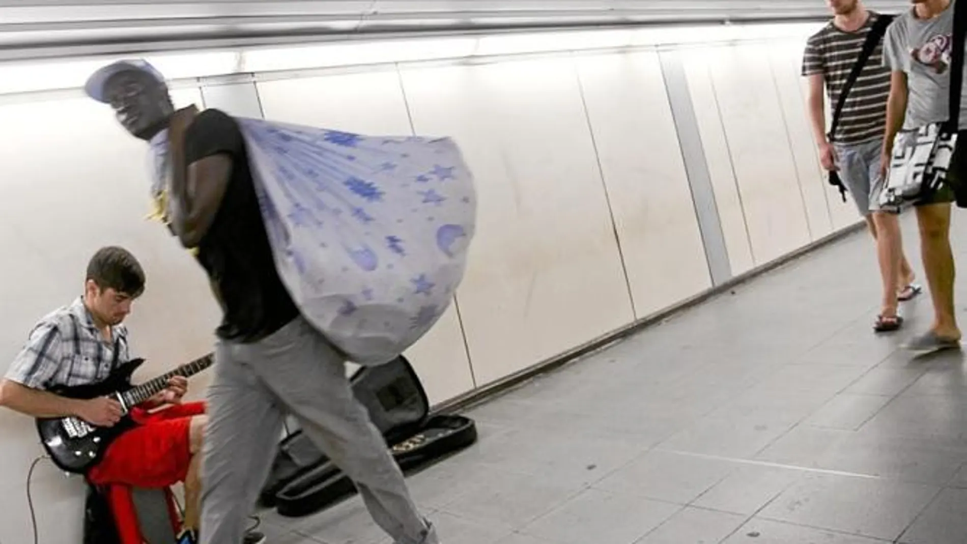 La presencia del «top manta» es habitual en la red del metro de Barcelona, pese a la presión policial