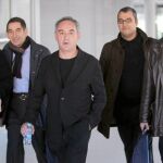 En el centro, Ferran Adrià y su socio Juli Soler, a la derecha de la imagen, en la Ciudad Judicial de Barcelona, donde llegó acompañado de amigos entre los que se encontraba el pastelero Christian Escribà (izda.)