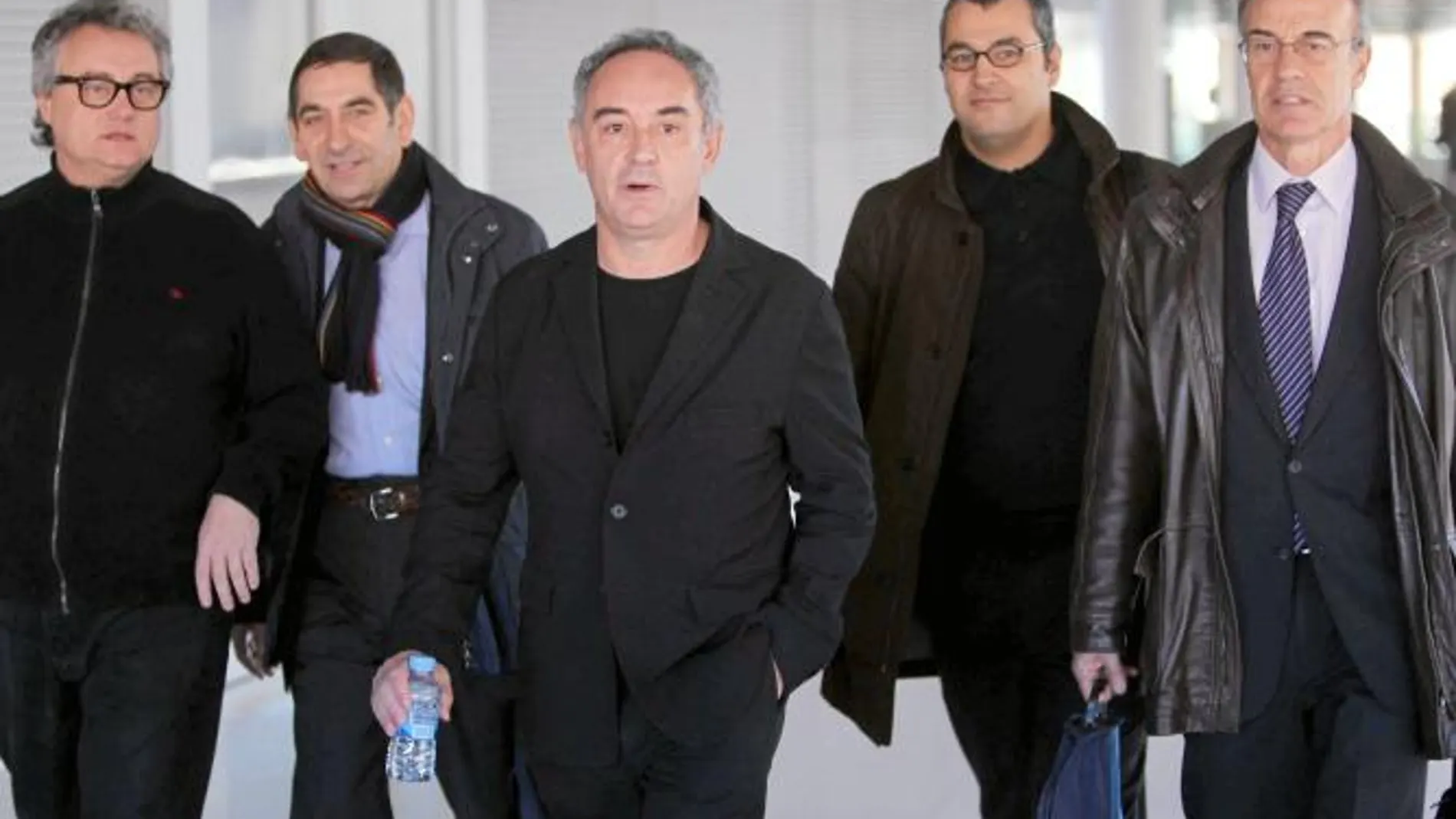 En el centro, Ferran Adrià y su socio Juli Soler, a la derecha de la imagen, en la Ciudad Judicial de Barcelona, donde llegó acompañado de amigos entre los que se encontraba el pastelero Christian Escribà (izda.)