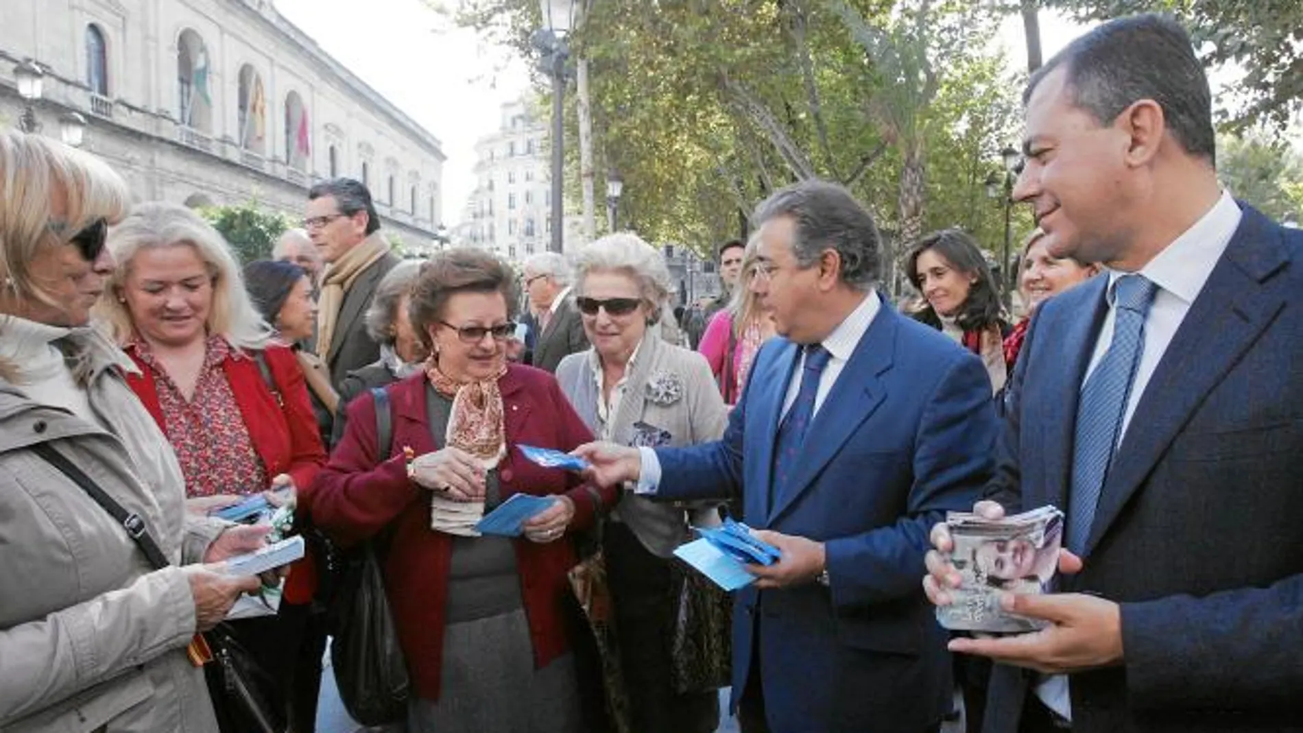 El alcalde, Juan Ignacio Zoido, y el presidente del PP de Sevilla, José Luis Sanz, repartiendo propaganda