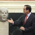 El presidente del Congreso, José Bono, junto al busto del último presidente de la II República, Manuel Azaña