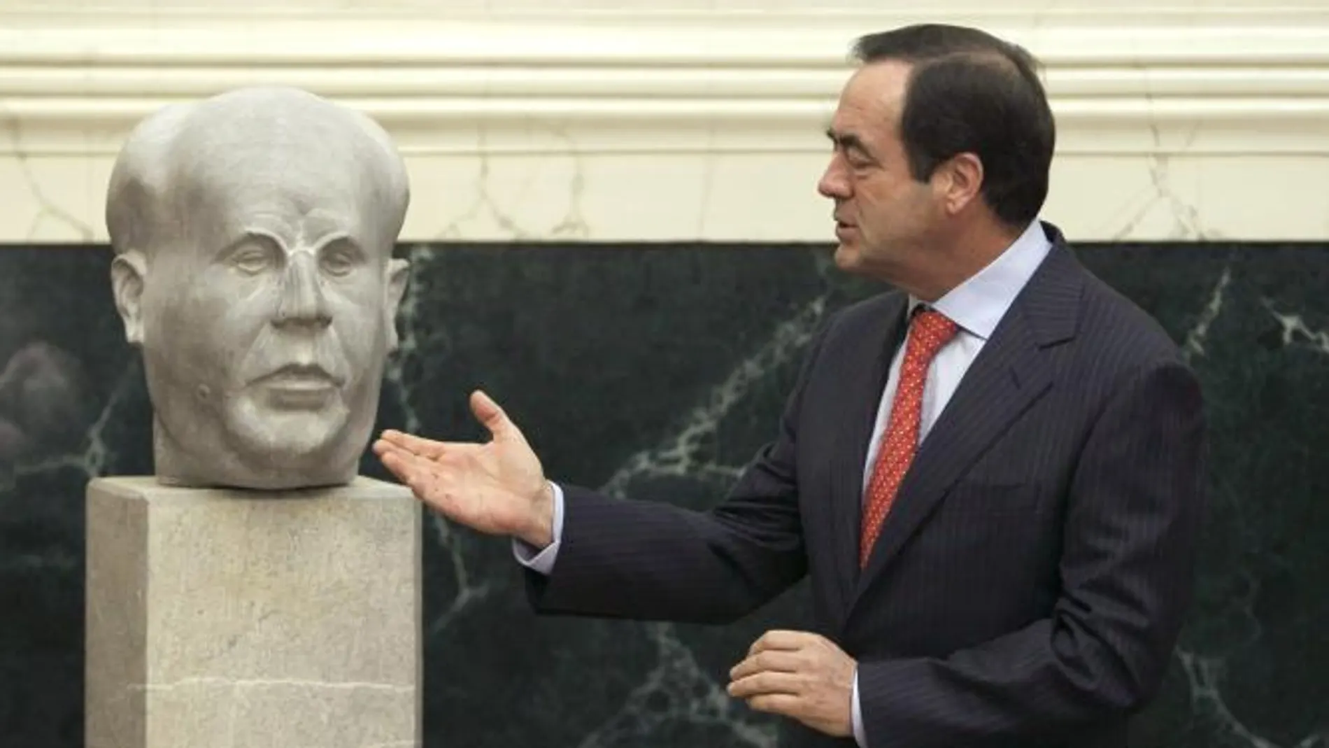 El presidente del Congreso, José Bono, junto al busto del último presidente de la II República, Manuel Azaña