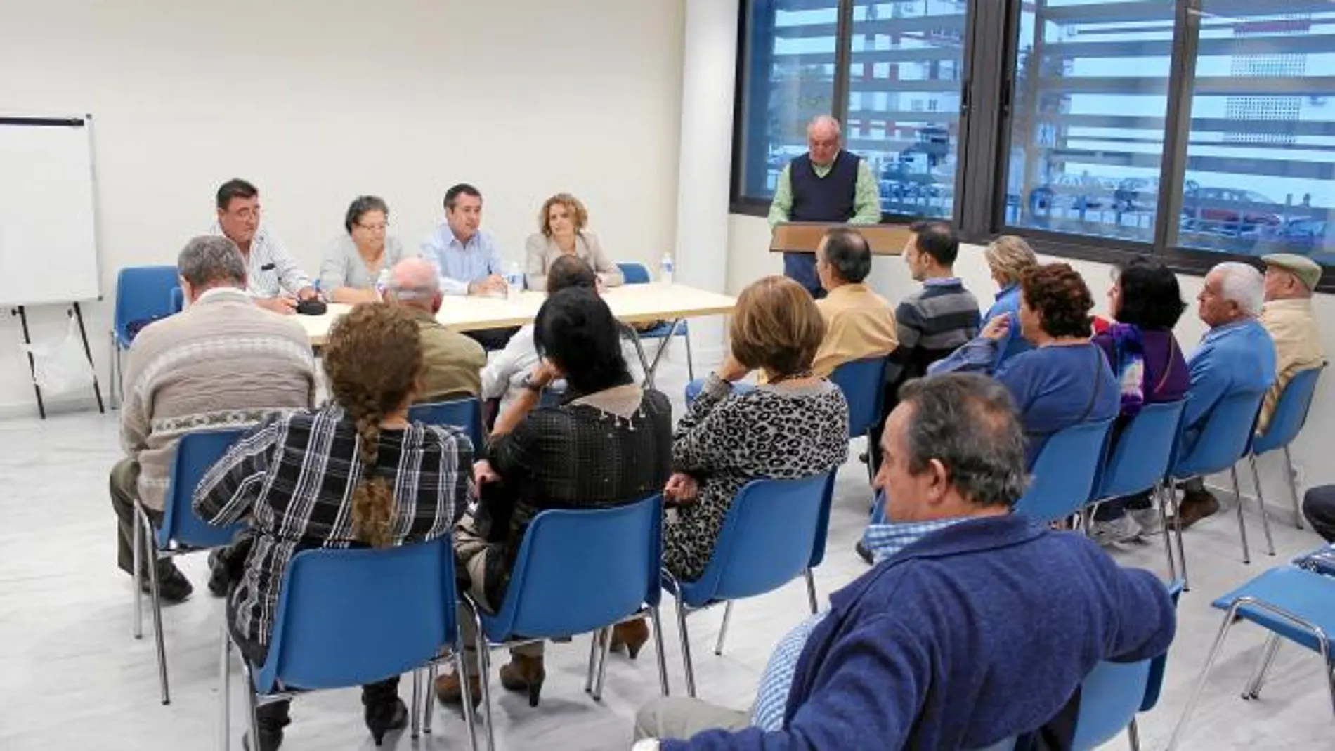 Juan Espadas, durante la reunión con entidades vecinales de la zona