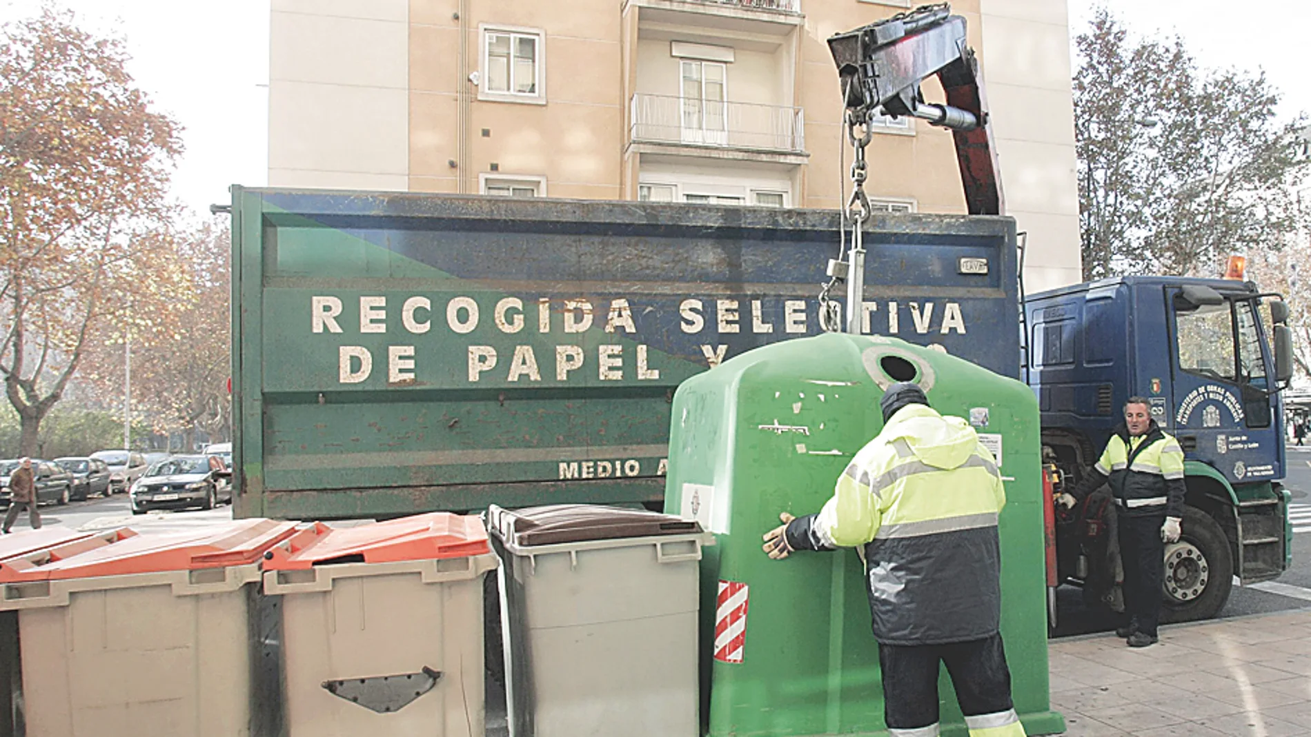 Unos operarios recogen de los contenderores los envases reciclados en las calles de Valladolid
