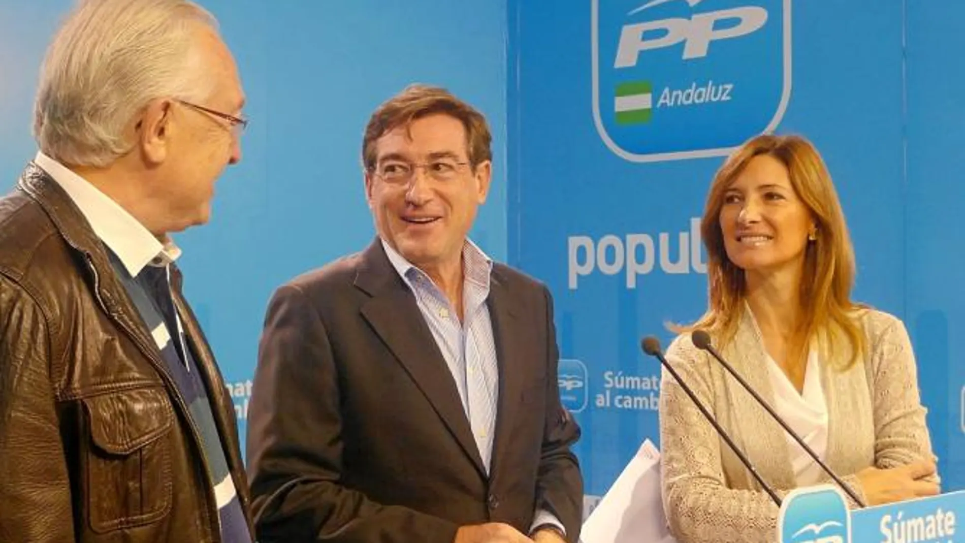 Jaime Raynaud, Rafael Carmona y Alicia Martínez, ayer, en la sede regional del PP en Sevilla