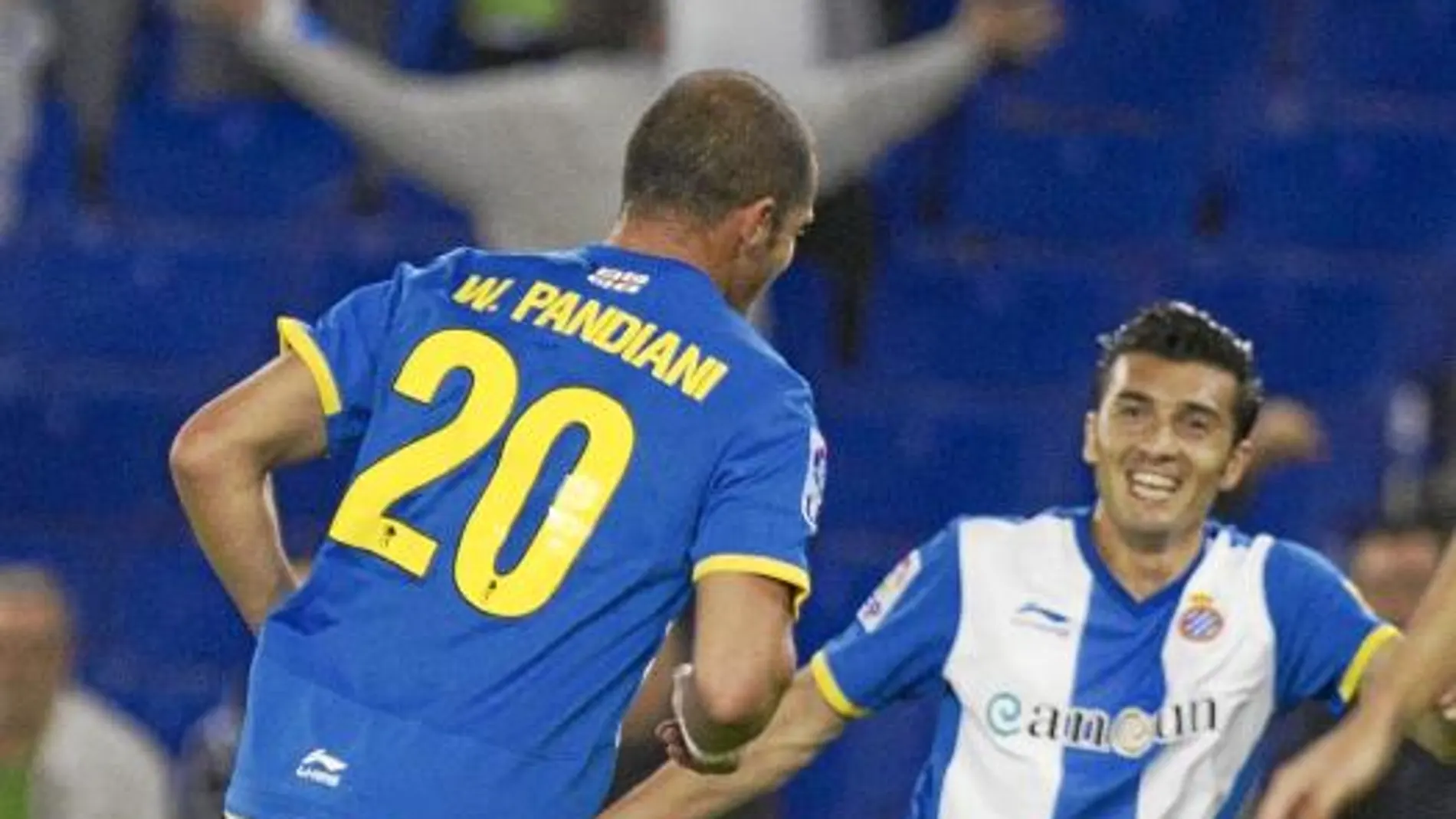 El argentino Dátolo acude a felicitar a Pandiani por su gol
