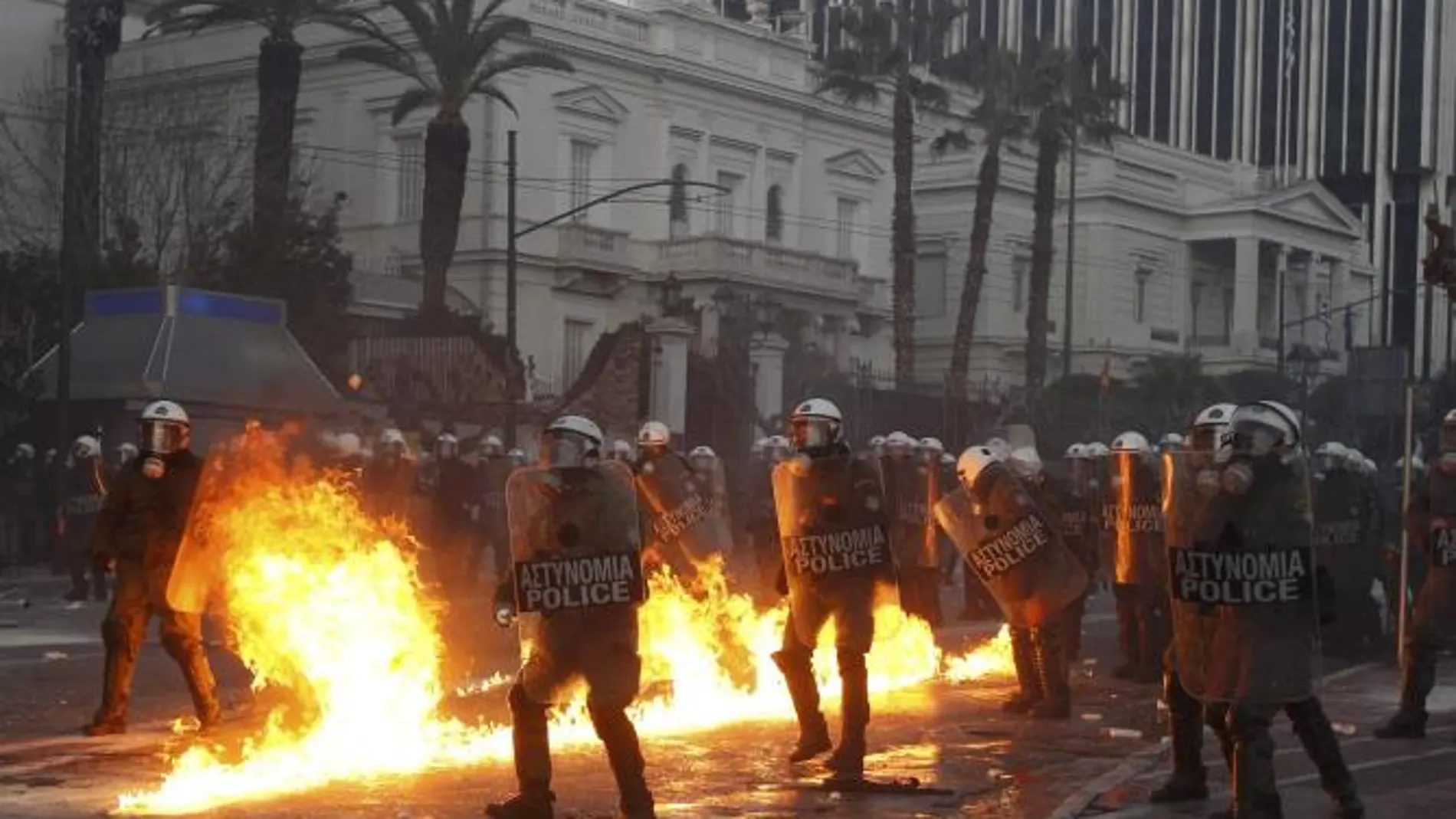 El Parlamento griego aprueba el plan de recortes pactado con la troika