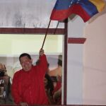Hugo Chávez, ondeando una bandera de su país, tras la victoria electoral