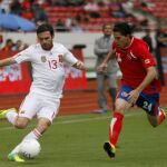 El jugador de la selección española Juan Mata (i) disputa el balón con Bryan Oviedo de Costa Rica