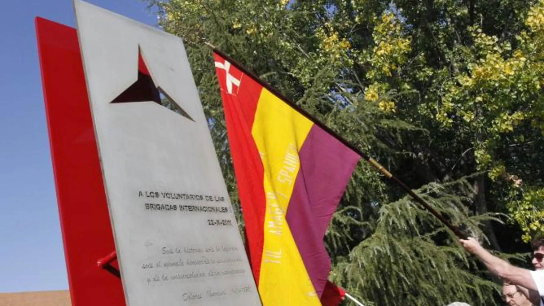 Inauguran un monumento Memorial a las Brigadas Internacionales