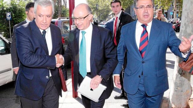Javier Arenas, Cristóbal Montoro y Juan Ignacio Zoido, ayer en Sevilla tras la reunión de la Interparlamentaria