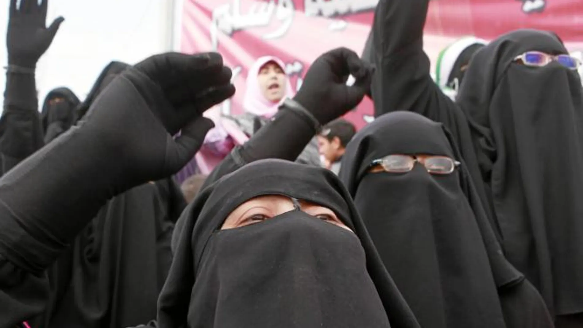 Un grupo de egipcias, vestidas con el niqab, gritan eslóganes anti militares, ayer, en la manifestación de la Plaza Tahrir