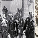 A la izquierda, milicianos entrando al Alcázar y junto a estas líneas, el General Moscardó, en unas fotografías inéditas adquiridas por el Ministerio de Cultura en 2002