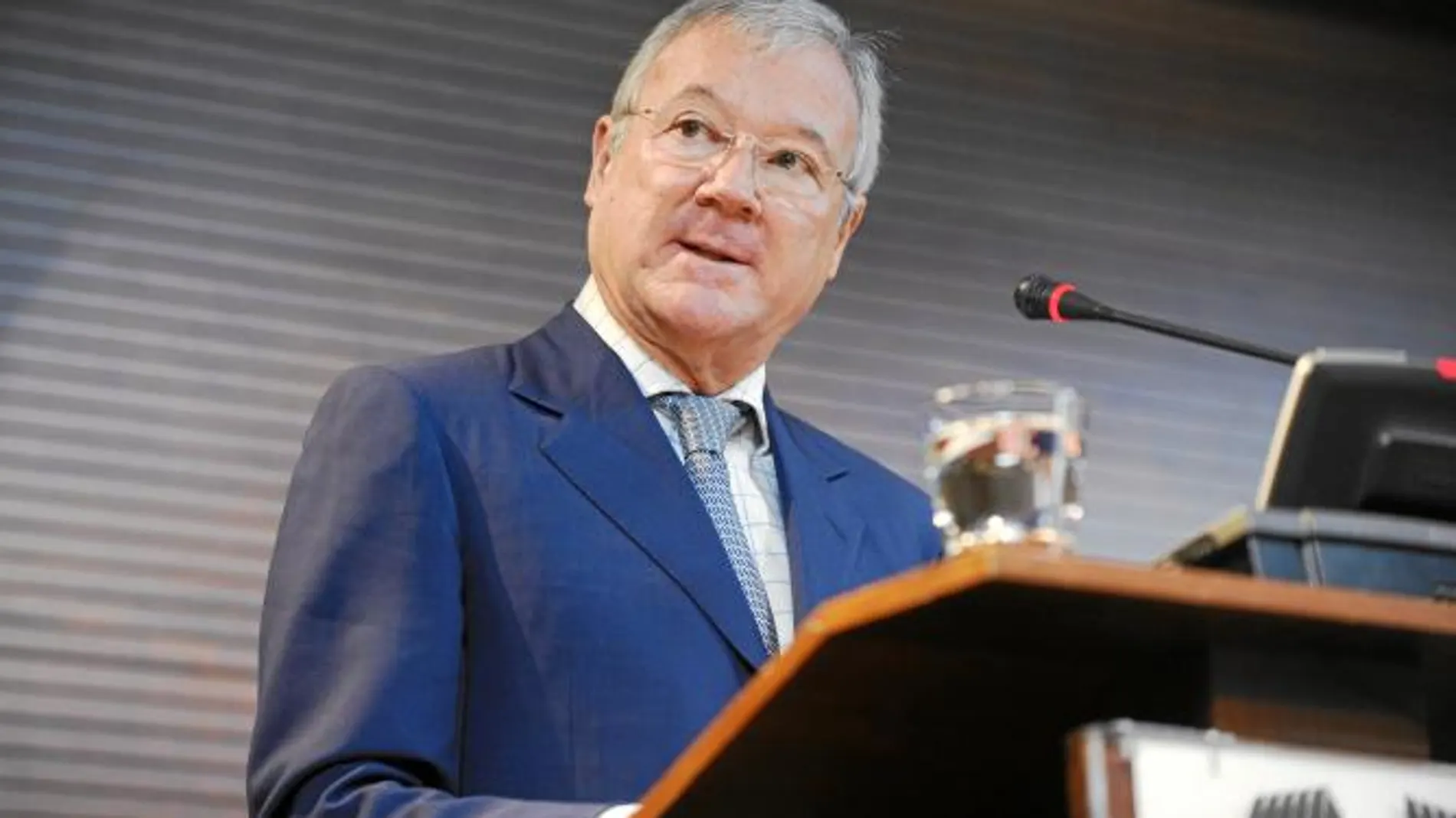 El presidente de la Región de Murcia, Ramón Luis Valcárcel, ayer durante su intervención en el Hotel Nelva