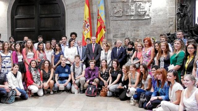 El jefe del Consell, Alberto Fabra, ayer en el Palau de la Generalitat junto a estudiantes Erasmus