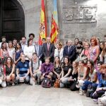 El jefe del Consell, Alberto Fabra, ayer en el Palau de la Generalitat junto a estudiantes Erasmus
