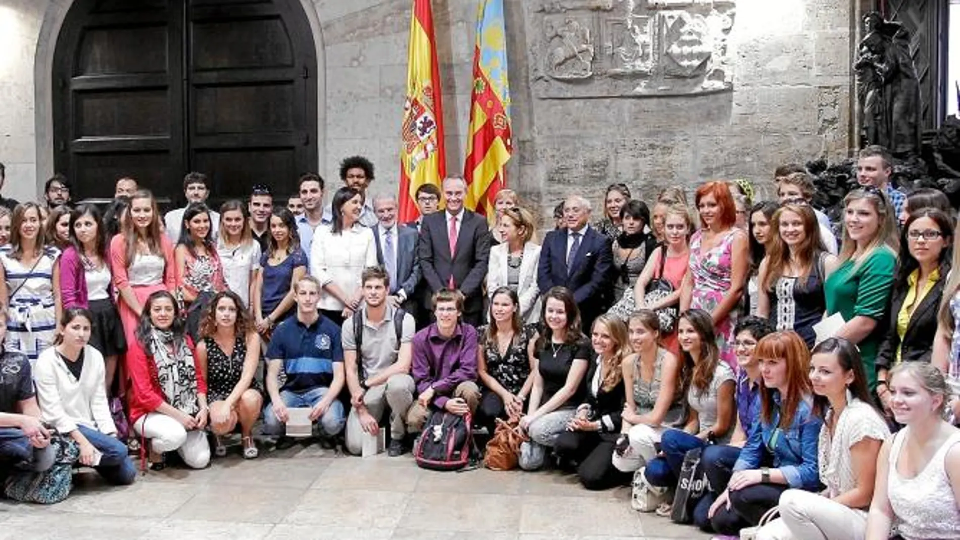 El jefe del Consell, Alberto Fabra, ayer en el Palau de la Generalitat junto a estudiantes Erasmus