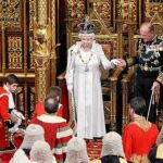 La reina Isabel II presenta los ajustes de Cameron
