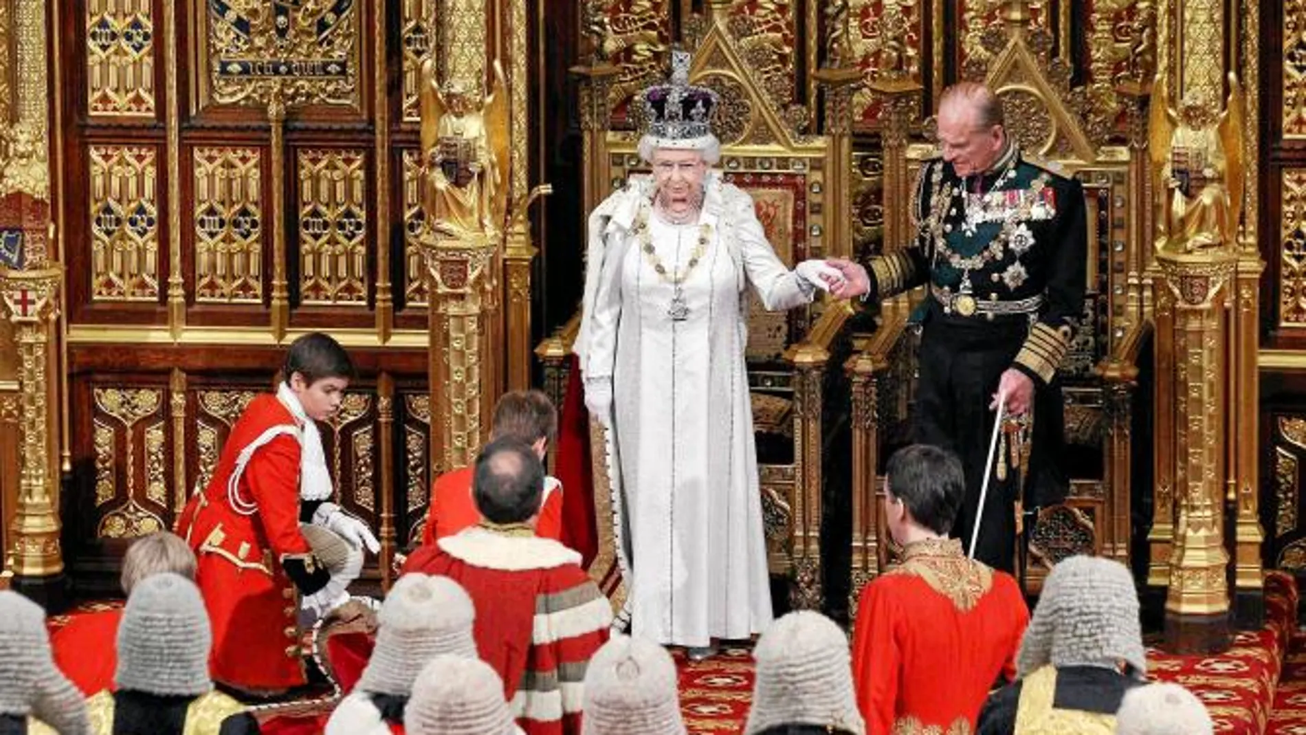 La reina Isabel II presenta los ajustes de Cameron