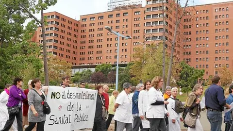 Unos 500 trabajadores de Vall d'Hebron y vecinos cortaron los laterales de la ronda de Dalt en defensa del sistema sanitario público