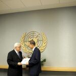 Abás y Ban Ki-moon, durante el acto oficial de petición de ingreso en la ONU