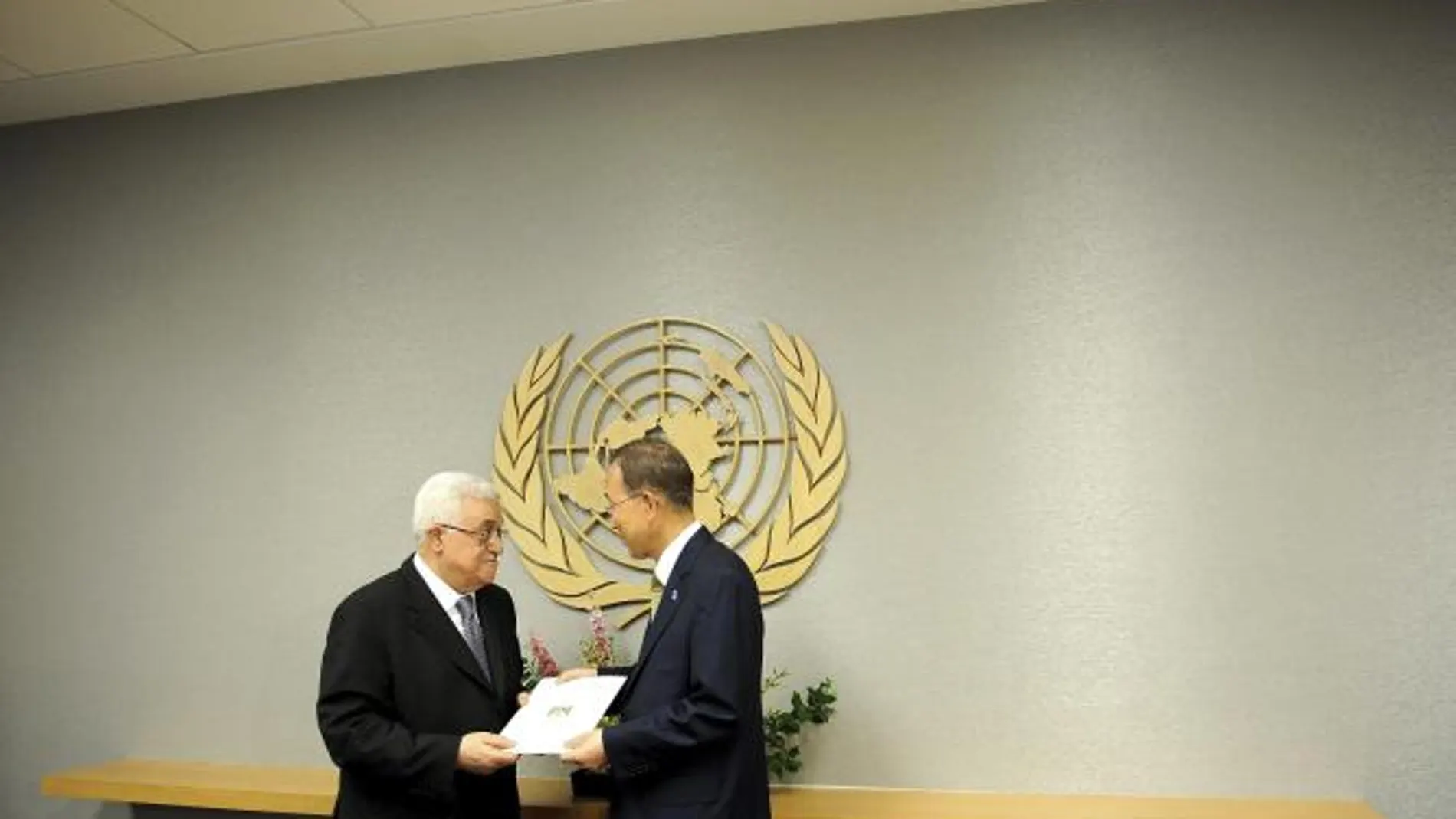 Abás y Ban Ki-moon, durante el acto oficial de petición de ingreso en la ONU