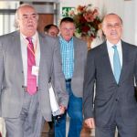 José González Mata, junto a su abogado, arriba, y el trabajador de Vitalia Antonio Albarracín, abajo, ayer en la comisión de los ERE