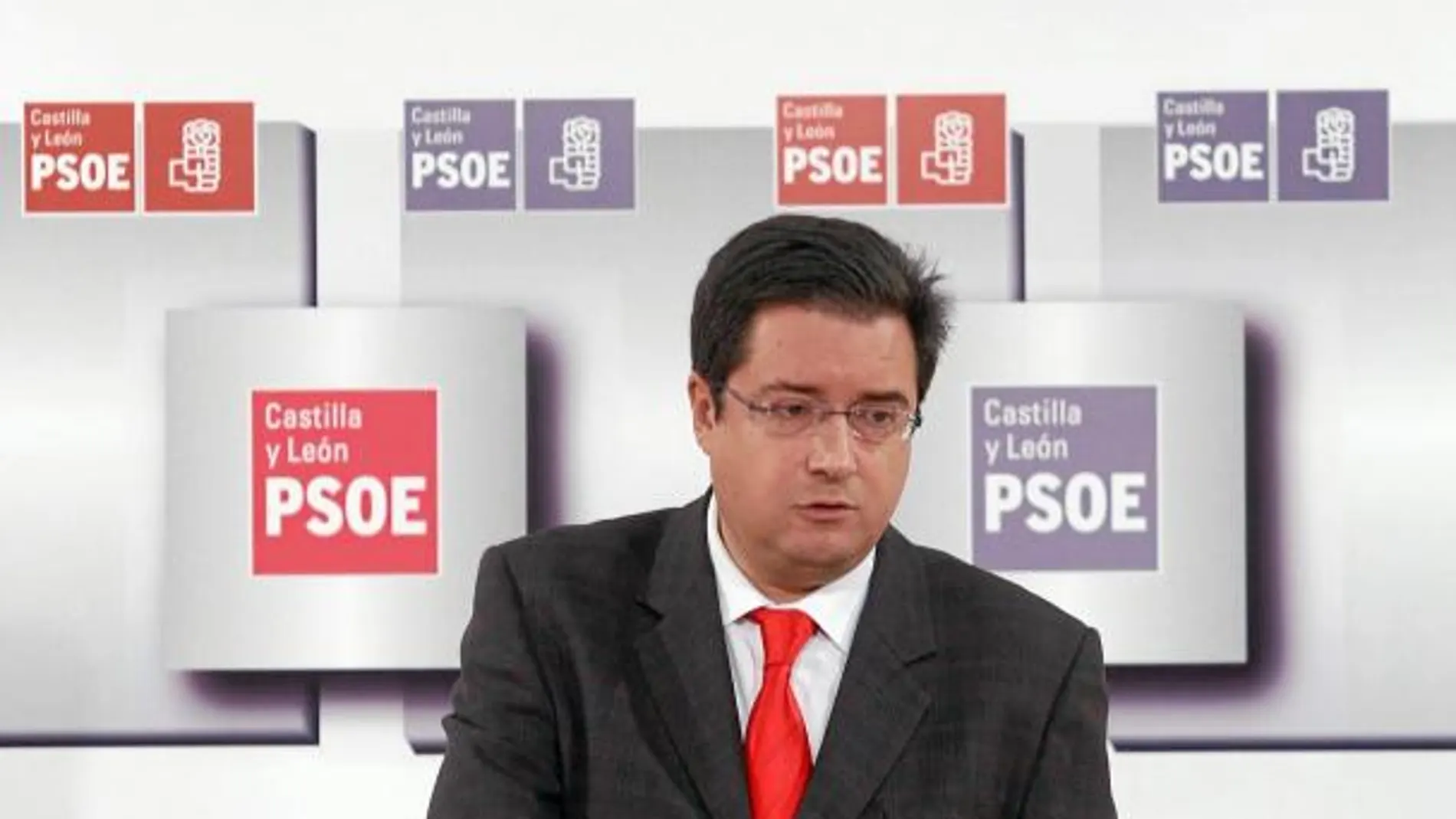 Óscar López comparece ante la prensa, ayer en Valladolid