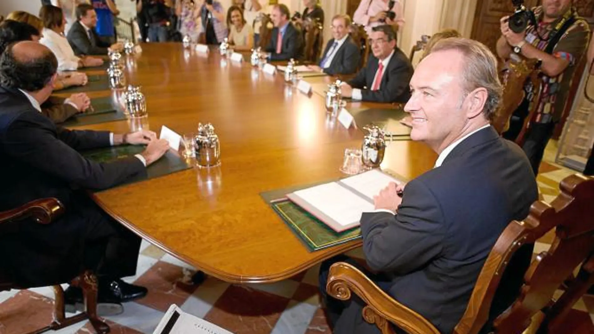 El presidente Fabra junto a los miembros del Consell, en un pleno del Gobierno calendario laboral