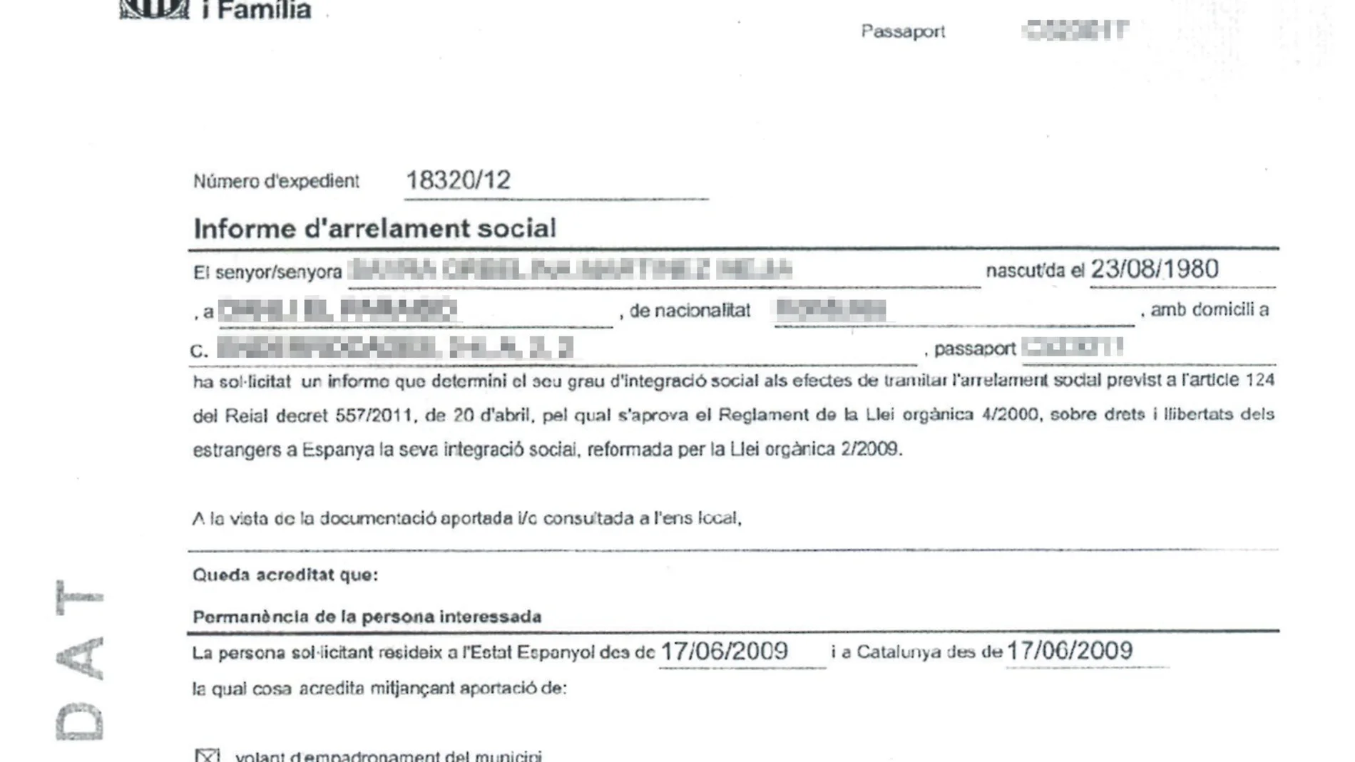 Los informes de arraigo solicitados por Sayra acreditan el empadronamiento, los vínculos familiares y el contrato de trabajo. Sin embargo la solicitud «no es favorable» por no tener los conocimientos mínimos de catalán.