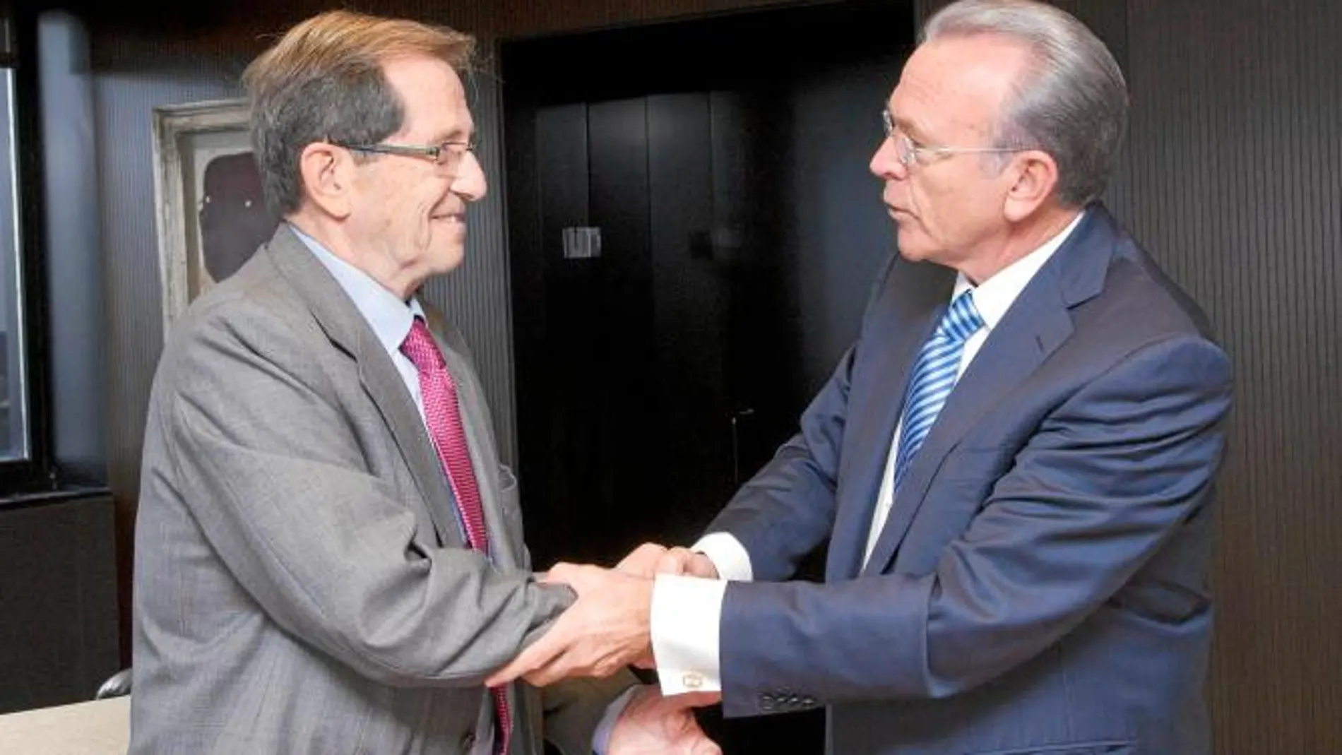 En la imagen, el presidente de Banc dels Aliments, Antoni Sansalvadó, y el presidente de La Caixa, Isidre Fainé