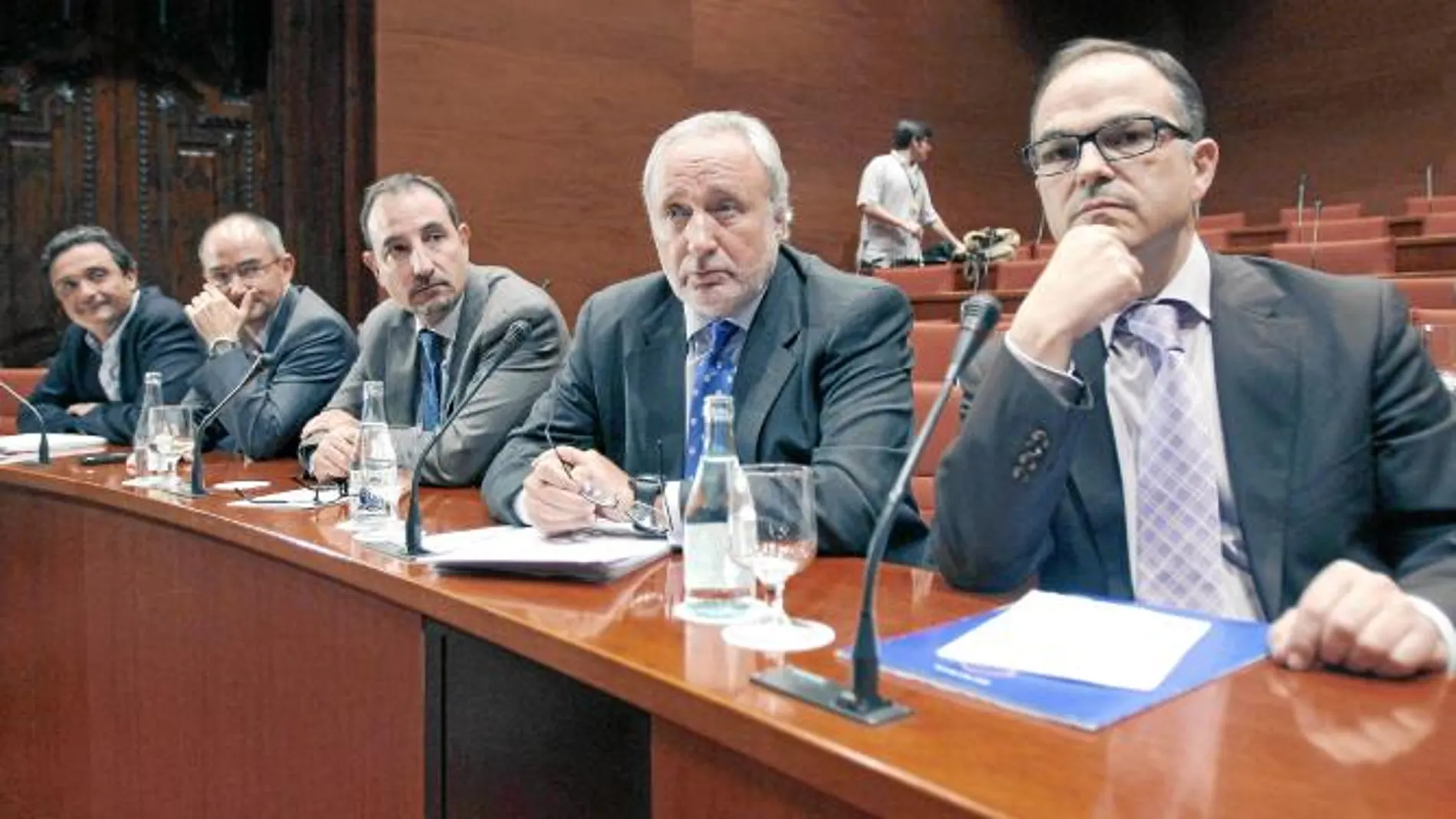 La comisión de investigación sobre las cajas catalanas se estrena con división