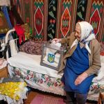 Una anciana ucraniana vota en su casa gracias a una urna portátil