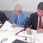 José Antonio Cobacho, flanqueado por el director regional del Banco Sabadell-CAM (derecha) en la UMU