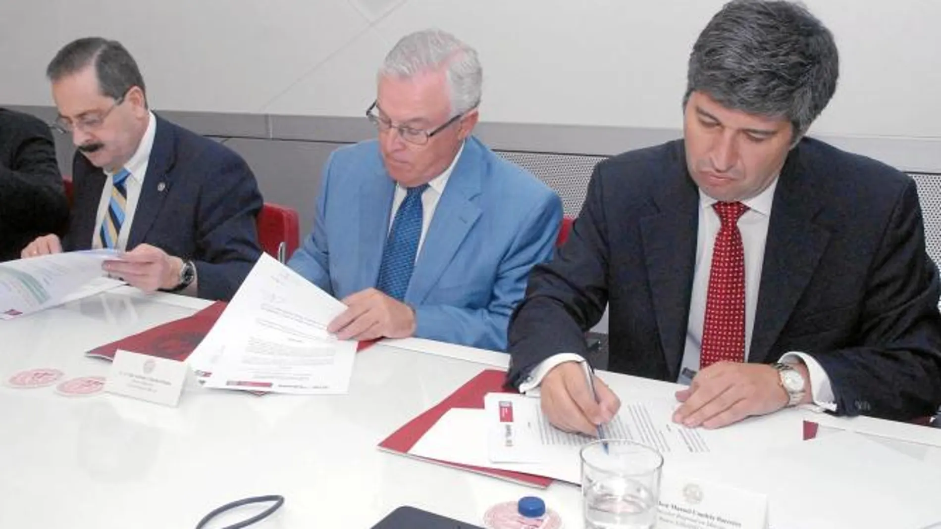 José Antonio Cobacho, flanqueado por el director regional del Banco Sabadell-CAM (derecha) en la UMU